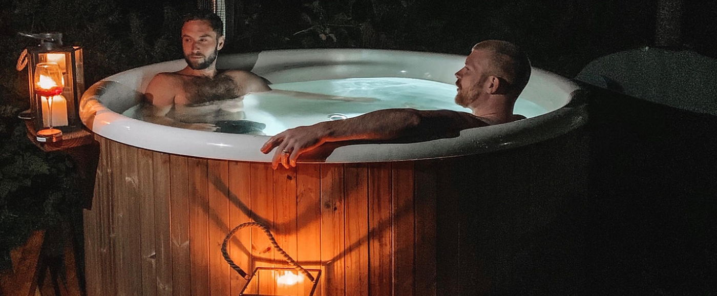 Photo de Måns Zelmerlöw et son ami en train de passer du temps de qualité ensemble dans le bain nordique Rojal de Skargards en soirée