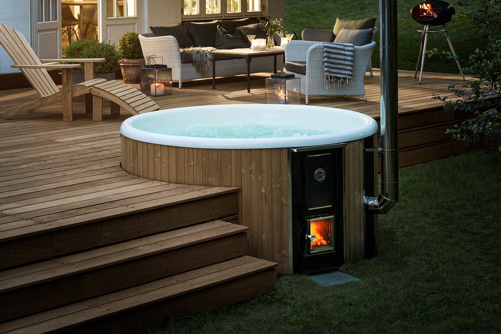 Skargards Regal hot tub on wooden terrace with cozy evening ambiance.