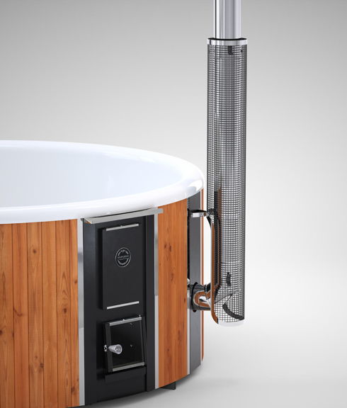 Kachelpijpbeschermer Skargards Rojal Productfoto van het kachelpijpbeschermer gemonteerd op de Skargards Rojal houtgestookte hottub